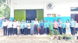 Bupati Malaka Stefanus Bria Seran foto bersama petugas dapur MBG Rainawe, Rabu 11/3/2026/dok pribadi/Timornesia
