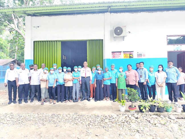 Bupati Malaka Stefanus Bria Seran foto bersama petugas dapur MBG Rainawe, Rabu 11/3/2026/dok pribadi/Timornesia