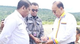 Bupati Malaka dr. Stefanus Bria Seran dan Kepala Dinas Pekerjaan Umum dan Perumahan Rakyat Kabupaten Malaka Lorens L. Haba berdiskusi saat meninjau pekerjaan bronjong di Desa Oe Kmurak, Kecamatan Rinhat, Sabtu 14/3/2026/dok istimewa/Timornesia