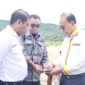 Bupati Malaka dr. Stefanus Bria Seran dan Kepala Dinas Pekerjaan Umum dan Perumahan Rakyat Kabupaten Malaka Lorens L. Haba berdiskusi saat meninjau pekerjaan bronjong di Desa Oe Kmurak, Kecamatan Rinhat, Sabtu 14/3/2026/dok istimewa/Timornesia