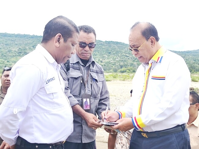 Bupati Malaka dr. Stefanus Bria Seran dan Kepala Dinas Pekerjaan Umum dan Perumahan Rakyat Kabupaten Malaka Lorens L. Haba berdiskusi saat meninjau pekerjaan bronjong di Desa Oe Kmurak, Kecamatan Rinhat, Sabtu 14/3/2026/dok istimewa/Timornesia