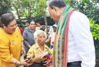 Veronika Seuk saat berjabatan tangan dengan Bupati Malaka SBS/dok istimewa/Timornesia