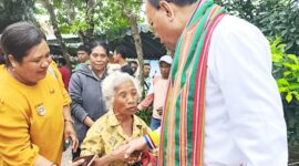Veronika Seuk saat berjabatan tangan dengan Bupati Malaka SBS/dok istimewa/Timornesia