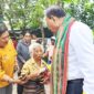Veronika Seuk saat berjabatan tangan dengan Bupati Malaka SBS/dok istimewa/Timornesia