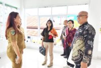 Direktur RSUPP Betun dr. Oktelin Kurniawati Kaswadie, FisQua bersama tim visitasi dari RSUP Ngoerah Denpasar saat memantau pembangunan poliklinik RSUPP Betun/dok istimewa/Timornesia