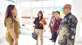 Direktur RSUPP Betun dr. Oktelin Kurniawati Kaswadie, FisQua bersama tim visitasi dari RSUP Ngoerah Denpasar saat memantau pembangunan poliklinik RSUPP Betun/dok istimewa/Timornesia
