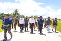 Bupati Malaka dr. Stefanus Bria Seran didampingi para pejabat daerah meninjau pembangunan tanggul di Desa Oanmane, Senin 16/3/2026/dok istimewa/Timornesia