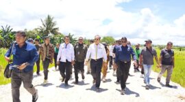 Bupati Malaka dr. Stefanus Bria Seran didampingi para pejabat daerah meninjau pembangunan tanggul di Desa Oanmane, Senin 16/3/2026/dok istimewa/Timornesia