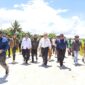 Bupati Malaka dr. Stefanus Bria Seran didampingi para pejabat daerah meninjau pembangunan tanggul di Desa Oanmane, Senin 16/3/2026/dok istimewa/Timornesia