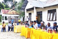 Bupati Malaka Stefanus Bria Seran didampingi para pejabat Malaka menikmati suguhan pangan lokal bersama masyarakat di desa Bone Tasea/dok istimewa/Timornesia