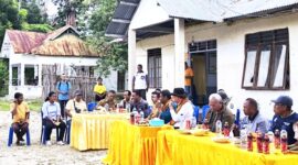 Bupati Malaka Stefanus Bria Seran didampingi para pejabat Malaka menikmati suguhan pangan lokal bersama masyarakat di desa Bone Tasea/dok istimewa/Timornesia