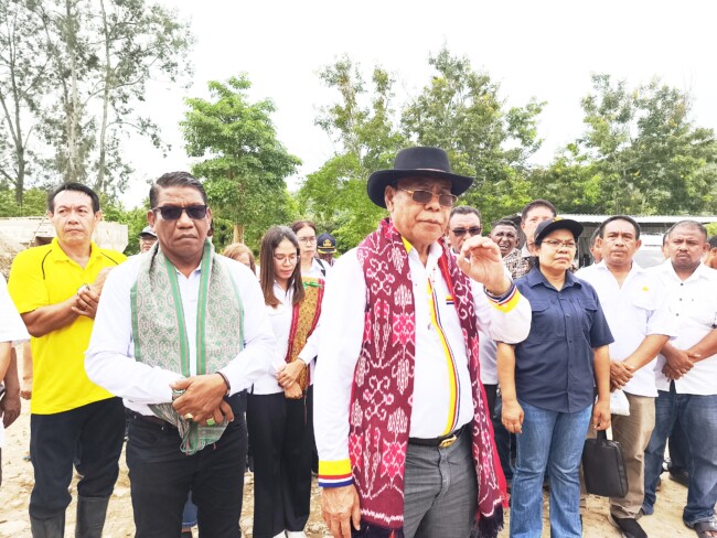 Bupati Malaka didampingi para pejabat Malaka meninjau pekerjaan jembatan gantung Numbei, Rabu 18/3/2026/dok istimewa/Timornesia