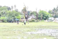 Masyarakat gila bola (Masgibol) Malaka mengeringkan lapangan jelang laga persahabatan antara SSB PS Malaka melawan SBB Kefamenanu/dok istimewa/TIMORNESIA 