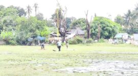 Masyarakat gila bola (Masgibol) Malaka mengeringkan lapangan jelang laga persahabatan antara SSB PS Malaka melawan SBB Kefamenanu/dok istimewa/TIMORNESIA 