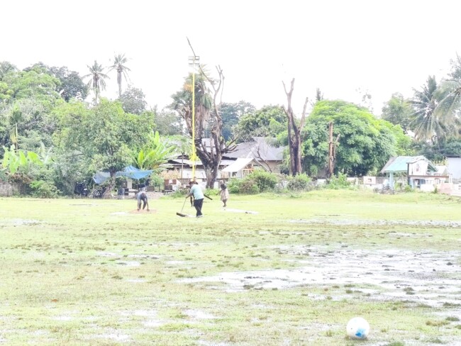 Masyarakat gila bola (Masgibol) Malaka mengeringkan lapangan jelang laga persahabatan antara SSB PS Malaka melawan SBB Kefamenanu/dok istimewa/TIMORNESIA 