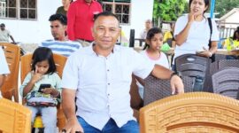 Wakil Ketua II DPRD Kabupaten Malaka Lambertus Bria saat menyaksikan laga persahabatan antara SSB PS Malaka melawan SBB Kefamenanu di lapangan Haitimuk, Minggu 22/3/2026