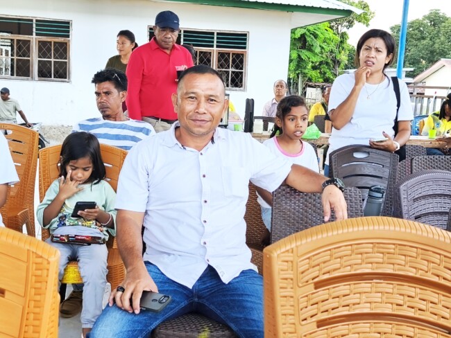 Wakil Ketua II DPRD Kabupaten Malaka Lambertus Bria saat menyaksikan laga persahabatan antara SSB PS Malaka melawan SBB Kefamenanu di lapangan Haitimuk, Minggu 22/3/2026
