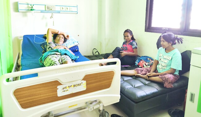 Keluarga pasien bersantai di sofa bed yang disiapkan RSUPP Betun sambil menjaga keluarga yang sakit/dok istimewa/Timornesia