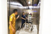 Kepala Ruangan Instalasi Pemeliharaan Sarana dan Prasarana Rumah Sakit (IPSRS), Yoseph Kun Seran, saat memantau penggunaan lift di RSUPP Betun/dok istimewa/Timornesia