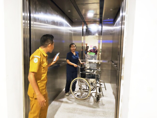 Kepala Ruangan Instalasi Pemeliharaan Sarana dan Prasarana Rumah Sakit (IPSRS), Yoseph Kun Seran, saat memantau penggunaan lift di RSUPP Betun/dok istimewa/Timornesia