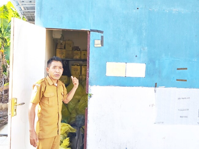 Kepala Ruangan Instalasi Pemeliharaan Sarana dan Prasarana Rumah Sakit (IPSRS), Yoseph Kun Seran, saat memantau gedung TPS sampah medis RSUPP Betun/dok istimewa/Timornesia