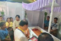 Bupati Malaka Stefanus Bria Seran didampingi Ketua TP PKK Kabupaten Malaka Beatrix Yansinta Bria Seran serta para pejabat Malaka saat melayat ke rumah duka Alm. Fransiskus Klau Berek/dok istimewa/Timornesia