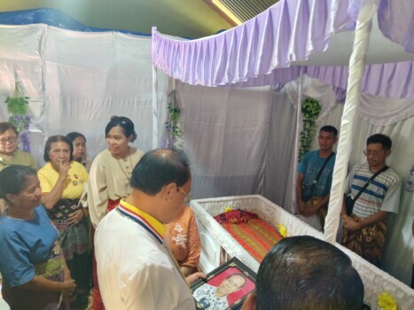Bupati Malaka Stefanus Bria Seran didampingi Ketua TP PKK Kabupaten Malaka Beatrix Yansinta Bria Seran serta para pejabat Malaka saat melayat ke rumah duka Alm. Fransiskus Klau Berek/dok istimewa/Timornesia
