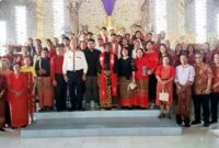 Bupati Malaka Stefanus Bria Seran didampingi Ketua TP PKK Kabupaten Malaka Ny. Beatrix Yasinta Bria Seran dan Pejabat Malaka hadiri ibadat Jumat Agung di Paroki Besikama/dok istimewa/Timornesia