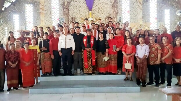 Bupati Malaka Stefanus Bria Seran didampingi Ketua TP PKK Kabupaten Malaka Ny. Beatrix Yasinta Bria Seran dan Pejabat Malaka hadiri ibadat Jumat Agung di Paroki Besikama/dok istimewa/Timornesia