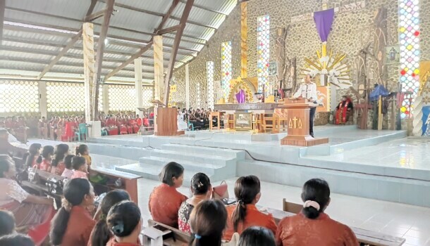 Bupati Malaka Stefanus Bria Seran menyampaikan sambutan saat menghadiri ibadat jumat Agung di gereja Santo Yohanes Baptista Besikama/dok istimewa/Timornesia
