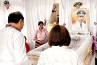 Bupati Malaka didampingi Ketua TP PKK Kabupaten Malaka melayat ke rumah duka mantan Bupati Belu/dok istimewa/Timornesia