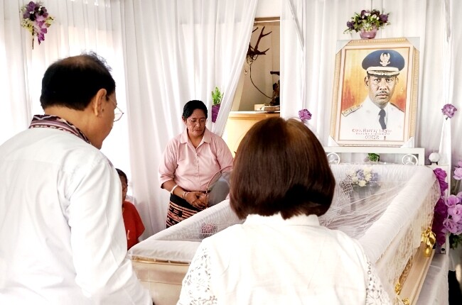 Bupati Malaka didampingi Ketua TP PKK Kabupaten Malaka melayat ke rumah duka mantan Bupati Belu/dok istimewa/Timornesia