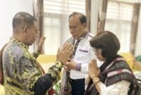 Bupati Malaka bersama istri mendapat berkat dari Uskup Atambua/dok istimewa/Timornesia