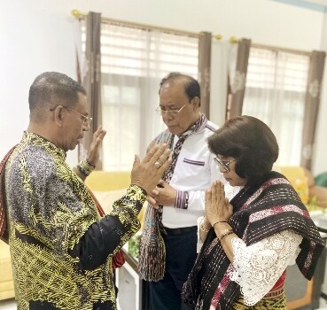 Bupati Malaka bersama istri mendapat berkat dari Uskup Atambua/dok istimewa/Timornesia