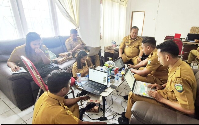 Wakil Bupati Malaka Henri Melki Simu memantau penginputan data Rumah Tinggal Layak Huni (RTLH) yang dilakukan staf Dinas PUPR/dok istimewa/Timornesia