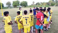 Direktur Olahraga PS Malaka Dion Bria Seran sedang memberikan arahan kepada para pemain PS Malaka/dok pribadi/Timornesia