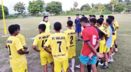 Direktur Olahraga PS Malaka Dion Bria Seran sedang memberikan arahan kepada para pemain PS Malaka/dok pribadi/Timornesia