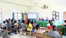 Kepala SDK Wemasa Sri Lestari Mundir memimpin rapat persiapan ujian sekolah bersama komite dan orang tua murid, Kamis 16/4/2026/dok istimewa/SM/Timornesia