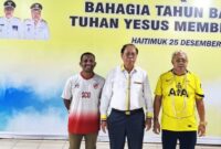 Perwakilan manajer SSB Star club Oebobo TTS foto bersama Bupati Malaka SBS dan Ketua PSSI sekaligus Ketua SSB Kabupaten Malaka ABS/dok istimewa/Timornesia