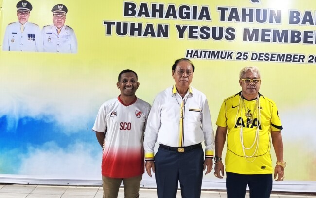 Perwakilan manajer SSB Star club Oebobo TTS foto bersama Bupati Malaka SBS dan Ketua PSSI sekaligus Ketua SSB Kabupaten Malaka ABS/dok istimewa/Timornesia