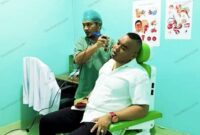 Ronaldo Asury Wakil Ketua I DPRD Kabupaten Malaka sedang melakukan pemeriksaan telinga di RSUPP Betun oleh dokter spesialis THT/dok istimewa/RA/Timornesia