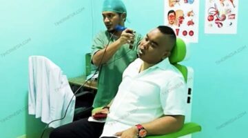 Ronaldo Asury Wakil Ketua I DPRD Kabupaten Malaka sedang melakukan pemeriksaan telinga di RSUPP Betun oleh dokter spesialis THT/dok istimewa/RA/Timornesia