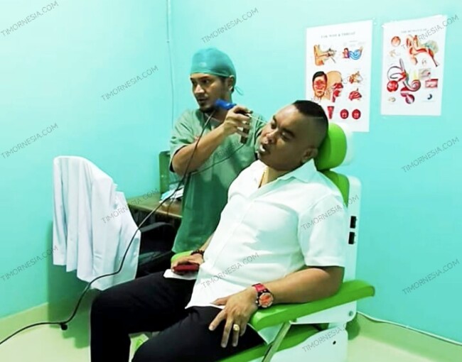 Ronaldo Asury Wakil Ketua I DPRD Kabupaten Malaka sedang melakukan pemeriksaan telinga di RSUPP Betun oleh dokter spesialis THT/dok istimewa/RA/Timornesia
