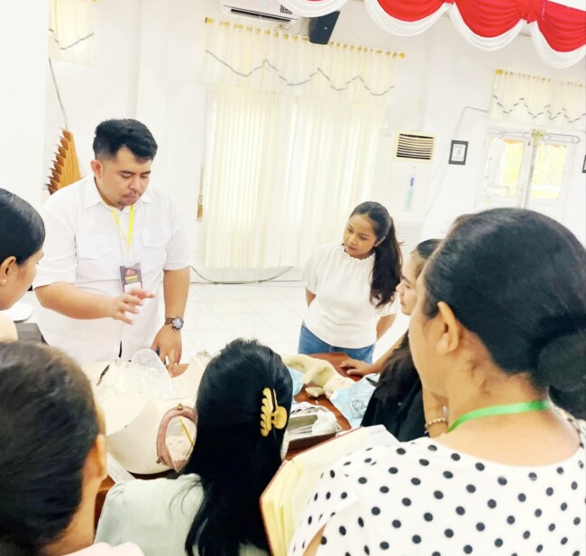 dr. Dionisius Christian Bria Seran, Sp.OG saat memberikan arahan kepada tenaga kesehatan disela kegiatan pelatihan penanganan pendarahan saat persalinan, Minggu 10/5/2026/dok istimewa/Timornesia 