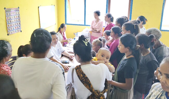 Masyarakat mengikuti cek kesehatan gratis pada kegiatan Bakti Sosial yang digelar RSUPP Betun, Dinas Kesehatan, Puskesmas Weliman dan Puskesmas Fahiluka di desa Forekmodok/dok istimewa/Timornesia