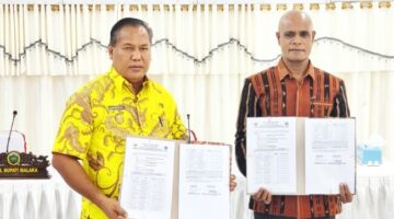 Wakil Bupati Malaka Henri Melki Simu menerima 19 sertifikat dari Kepala Kantor Pertanahan Kabupaten Malaka Jose Markus Fernando/dok istimewa/Timornesia