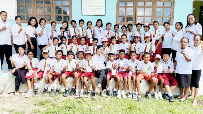 Siswa dan siswi SDK Semata pose bersama para guru dan pengawas ujian usai mengikuti UAS/dok foto/istimewa/SLM/Timornesia