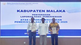 Bupati Malaka Stefanus Bria Seran didampingi Ketua DPRD Kabupaten Malaka menerima LHP atas LKPD tahun 2025/dok foto istimewa/Timornesia 