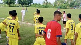 Direktur Olahraga PS Malaka dr. Dion Bria Seran memantau sesi latihan tim PS Malaka/dok foto istimewa/Timornesia 