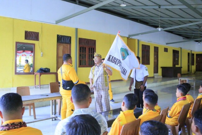 Ketua PSSI Kabupaten Malaka Adrianus Bria Seran melepas tim PS Malaka U-12 untuk Piala Presiden 2026/dok istimewa/Dispora Malaka/Timornesia 